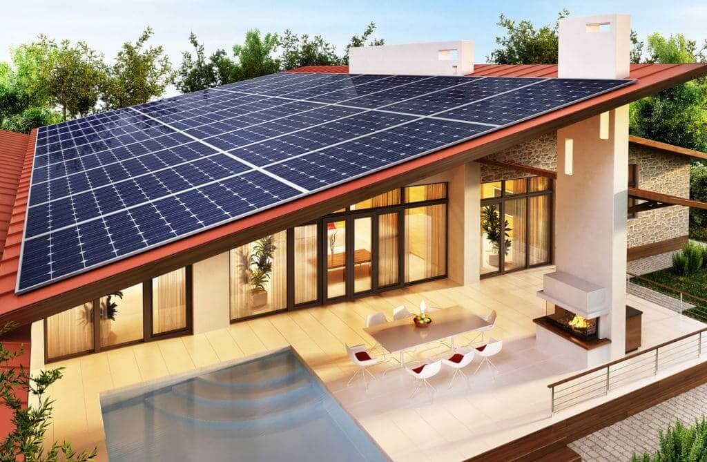 Casa Moderna con paneles solares instalados en el techo/tejado de la casa